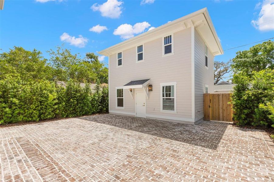Exterior details and patio area of a home in , St. Petersburg (Image 4).