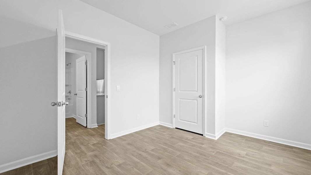 Spacious, unfurnished interior of a new home in Carolina Groves, Moncks Corner (Image 16).