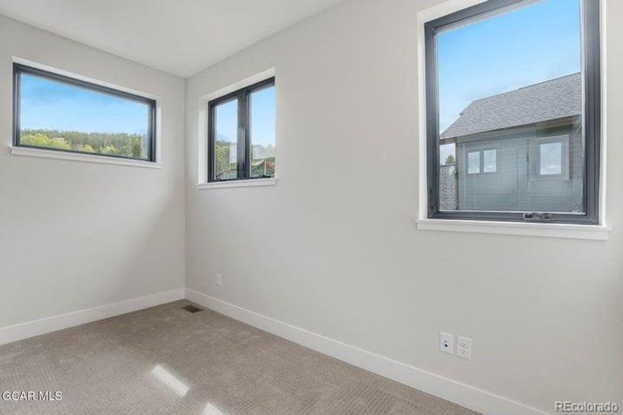 Spacious, unfurnished interior of a new home in , Granby (Image 19).