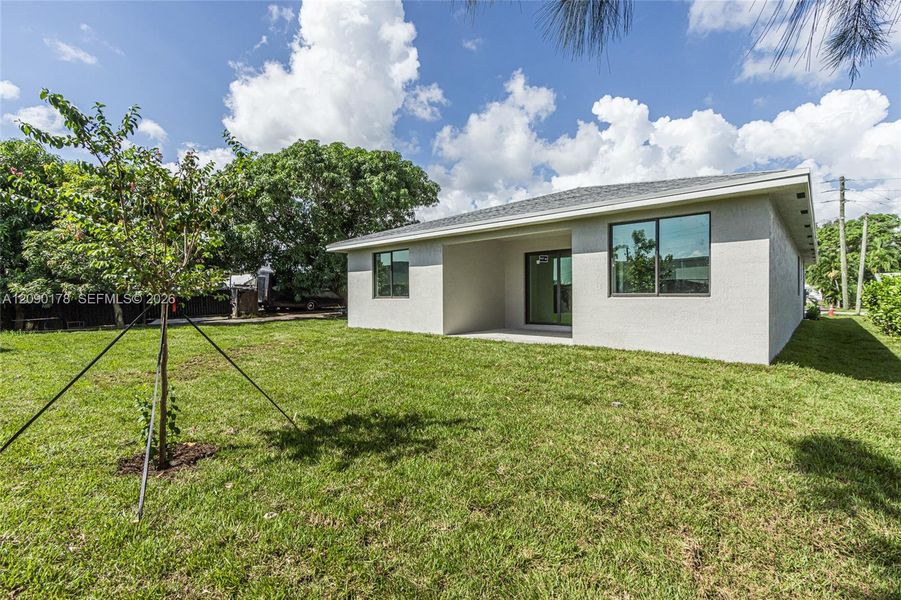 Exterior details and patio area of a home in , Oakland Park (Image 20).