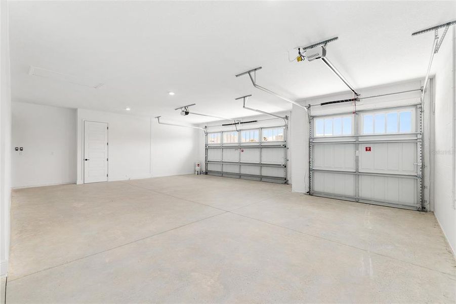Spacious, unfurnished interior of a new home in , Ocala (Image 39).