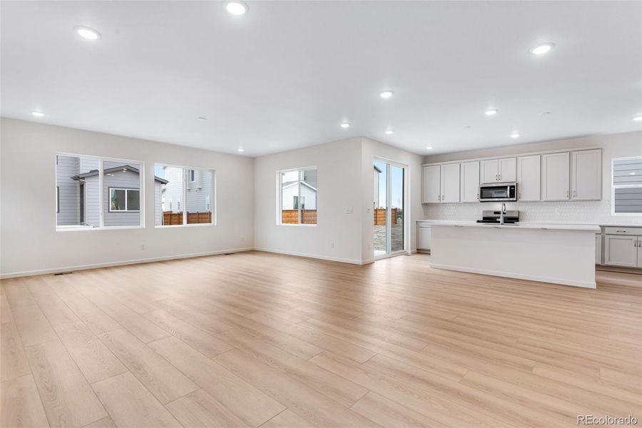 Spacious, unfurnished interior of a new home in Reunion, Commerce City (Image 31).