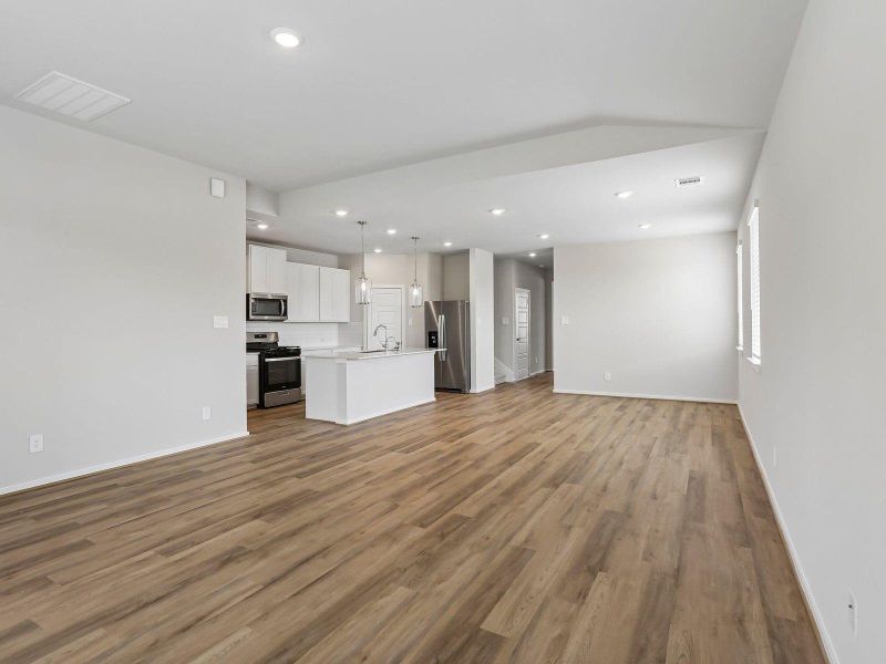 Spacious, unfurnished interior of a new home in Heights of Barbers Hill, Baytown (Image 19).