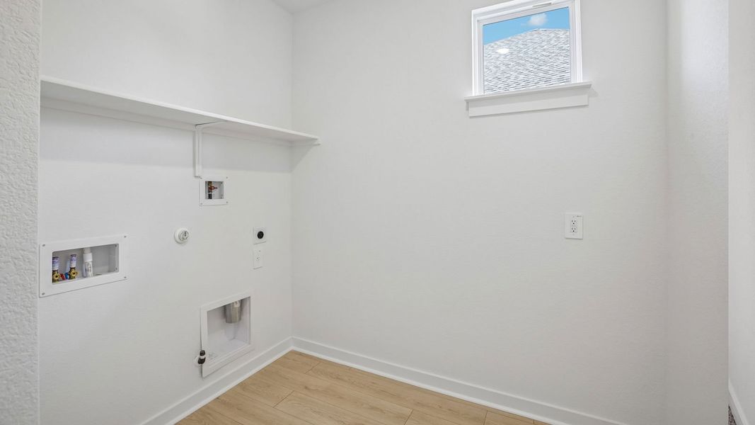 Spacious, unfurnished interior of a new home in Rosenbusch Ranch, Leander (Image 27).