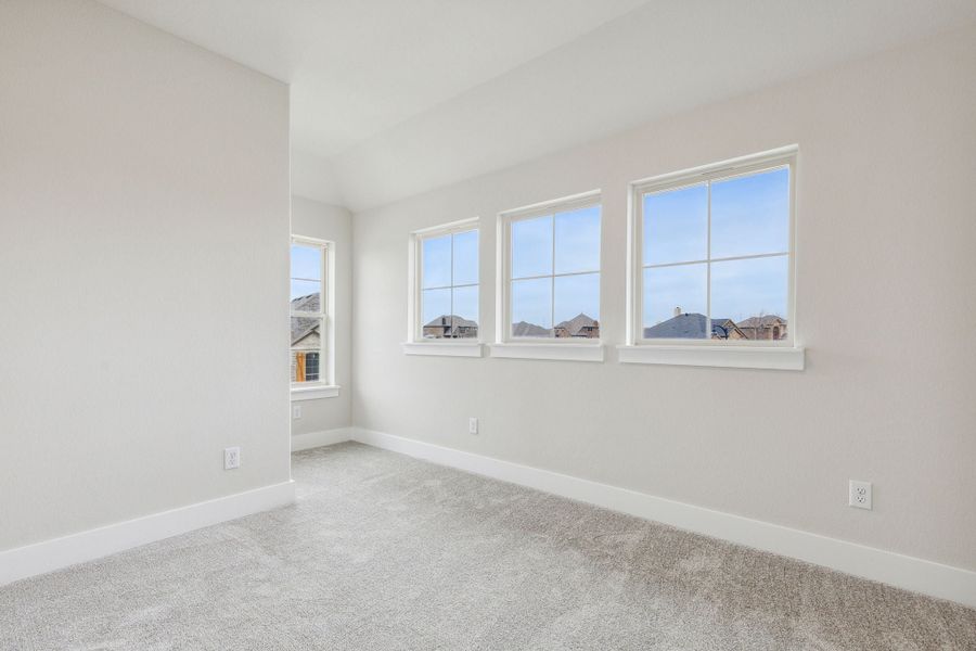 Spacious, unfurnished interior of a new home in Dove Hollow, Waxahachie (Image 24).