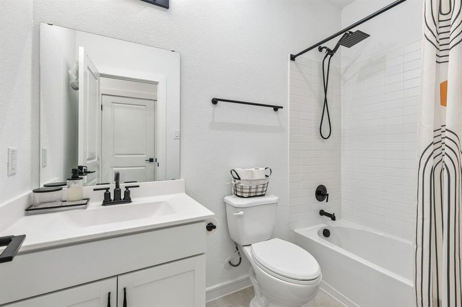 Furnished interior view inside a new home in , Dallas (Image 10).