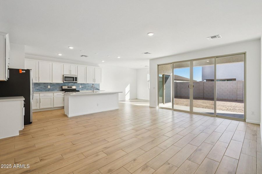 10-web-or-mls-W Mellen Ln-S0512-010