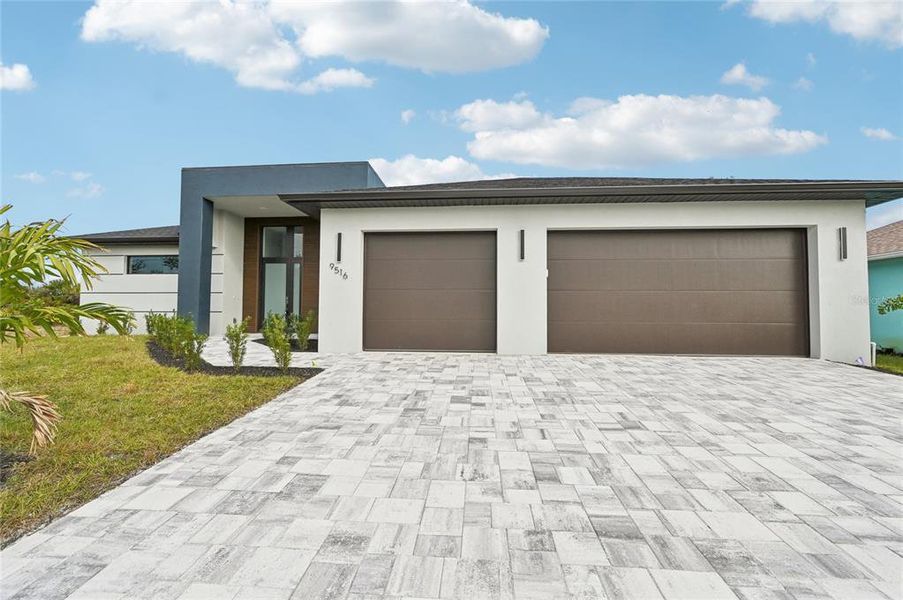 Exterior details and patio area of a home in , Port Charlotte (Image 1).