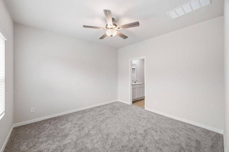 Spacious, unfurnished interior of a new home in Crockett Meadows, Conroe (Image 21).