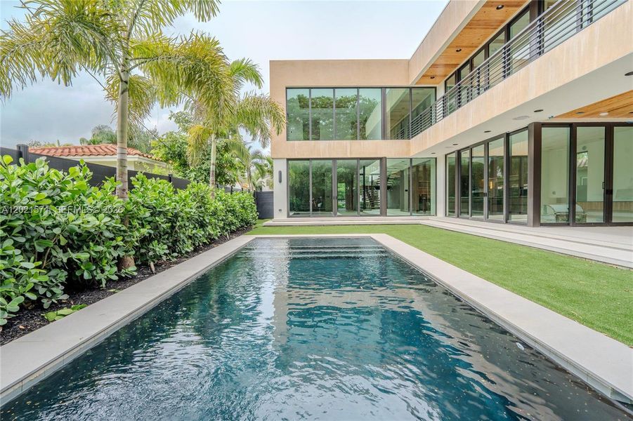 Exterior details and patio area of a home in , Fort Lauderdale (Image 20).