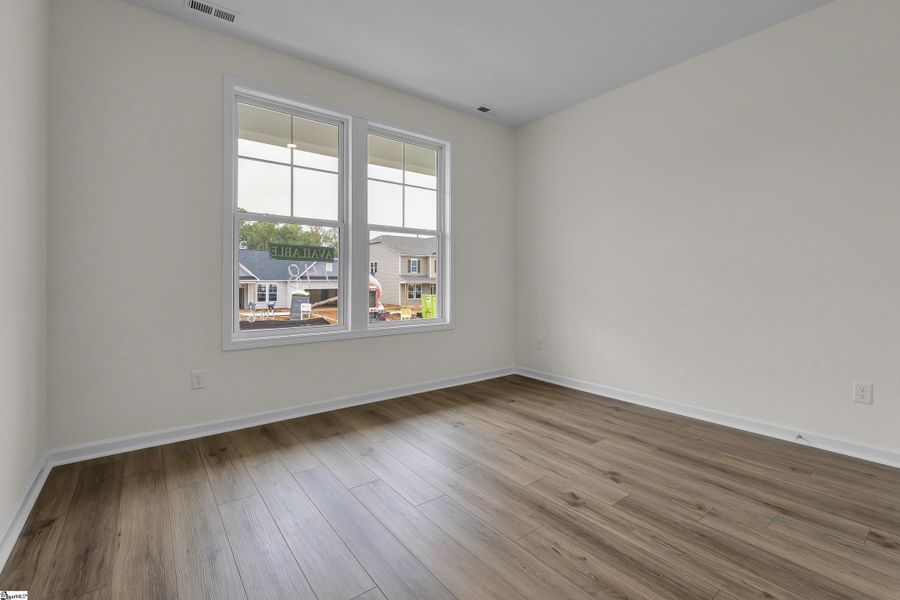 Spacious, unfurnished interior of a new home in Lynbrook, Boiling Springs (Image 13).