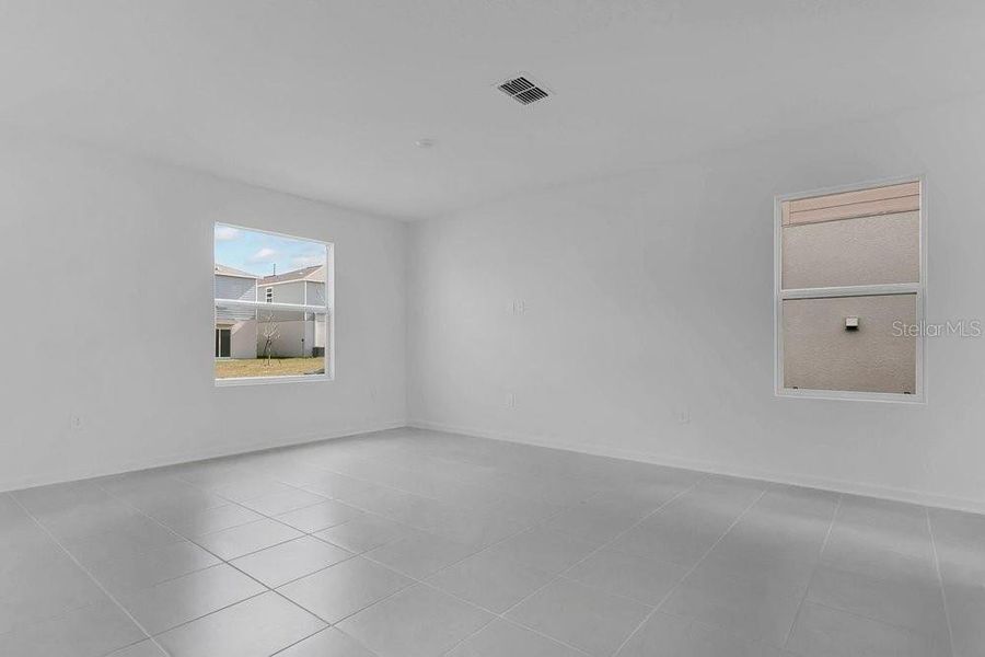 Spacious, unfurnished interior of a new home in Peace Creek Reserve, Winter Haven (Image 8).