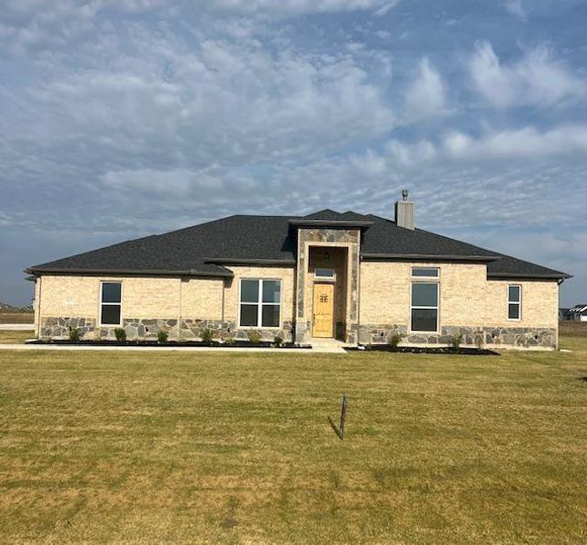 Prairie-style house with a front yard new pic