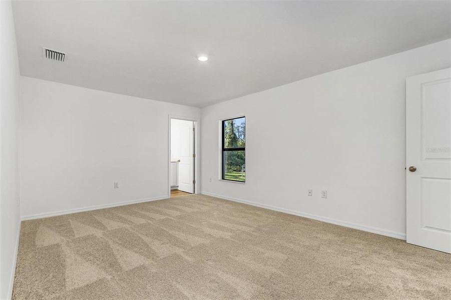 Spacious, unfurnished interior of a new home in , North Port (Image 12).