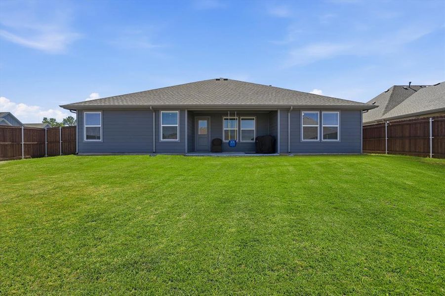 Exterior details and patio area of a home in Sandstone Estates, Granbury (Image 25).