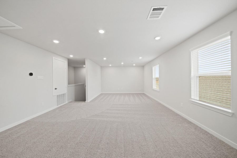 Spacious, unfurnished interior of a new home in Valor Park, Bay City (Image 22).