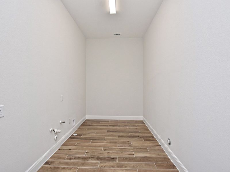 Representative unfurnished interior of a home built from the Santa Barbara II by Giddens Homes in Scofield Farms Estates, Georgetown (Image 148).