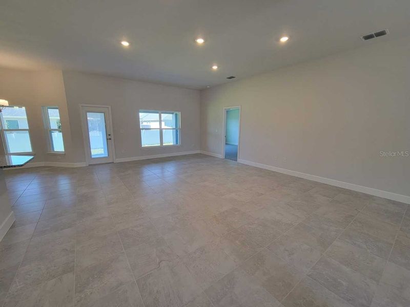 Spacious, unfurnished interior of a new home in Ocala Waterway / Kingsland Country Estates, Dunnellon (Image 14).