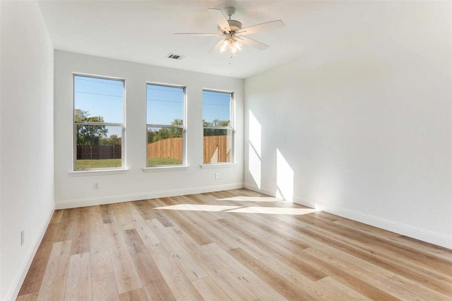 Spacious, unfurnished interior of a new home in Courts of Bonnie Brae, Denton (Image 12).