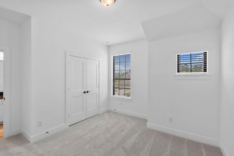 Spacious, unfurnished interior of a new home in Evergreen, Conroe (Image 20).