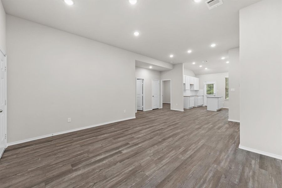 Spacious, unfurnished interior of a new home in , Lufkin (Image 28).