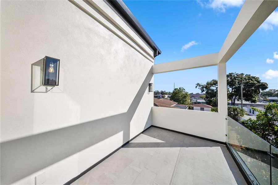 Exterior details and patio area of a home in , Tampa (Image 4).