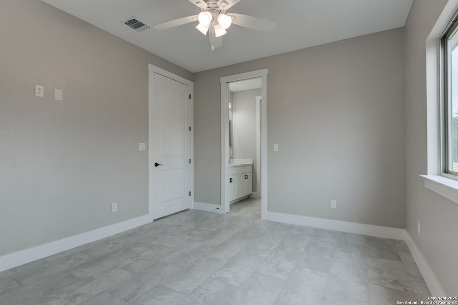 Spacious, unfurnished interior of a new home in , Bandera (Image 15).