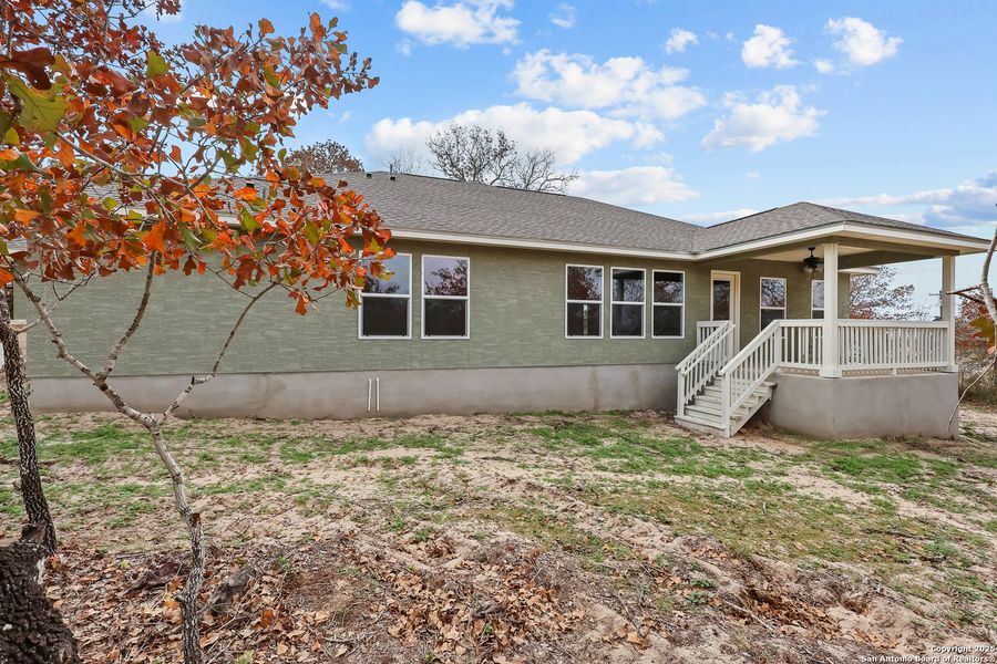 Exterior details and patio area of a home in , Poteet (Image 7).