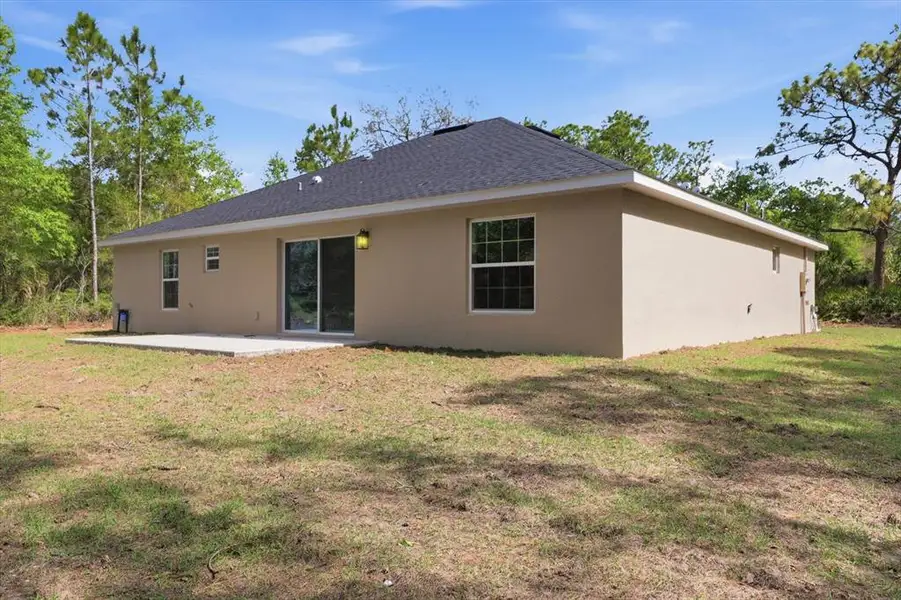 Exterior details and patio area of a home in , Crystal River (Image 4).