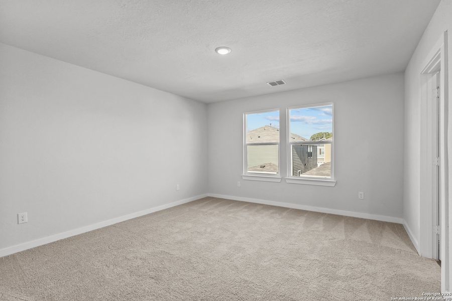 Spacious, unfurnished interior of a new home in Senna, Leon Valley (Image 15).