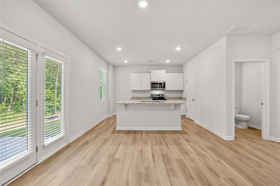 Spacious, unfurnished interior of a new home in Oakleigh Glen, Dallas (Image 23).