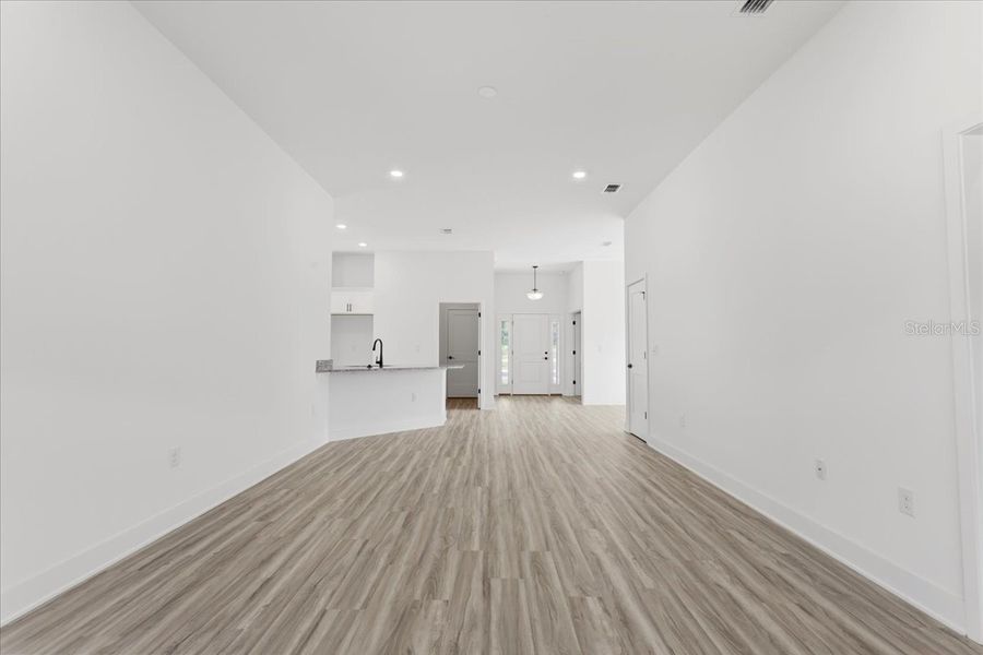Spacious, unfurnished interior of a new home in Kirkland Farms, Alachua (Image 17).