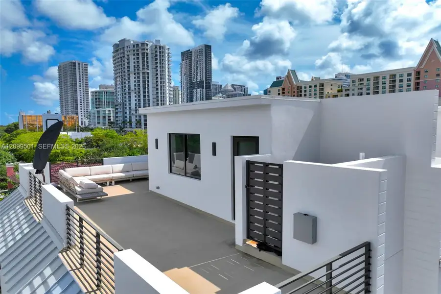 Condo located in Fort Lauderdale, FL showcasing its design and architecture (Image 5).