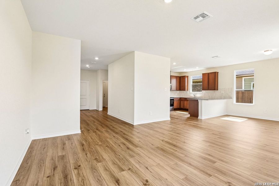 Spacious, unfurnished interior of a new home in Woodside Farms, Seguin (Image 39).