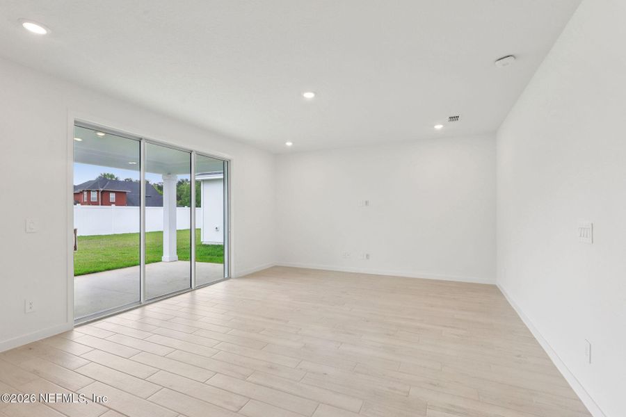 Spacious, unfurnished interior of a new home in Azalea Creek, Jacksonville (Image 24).
