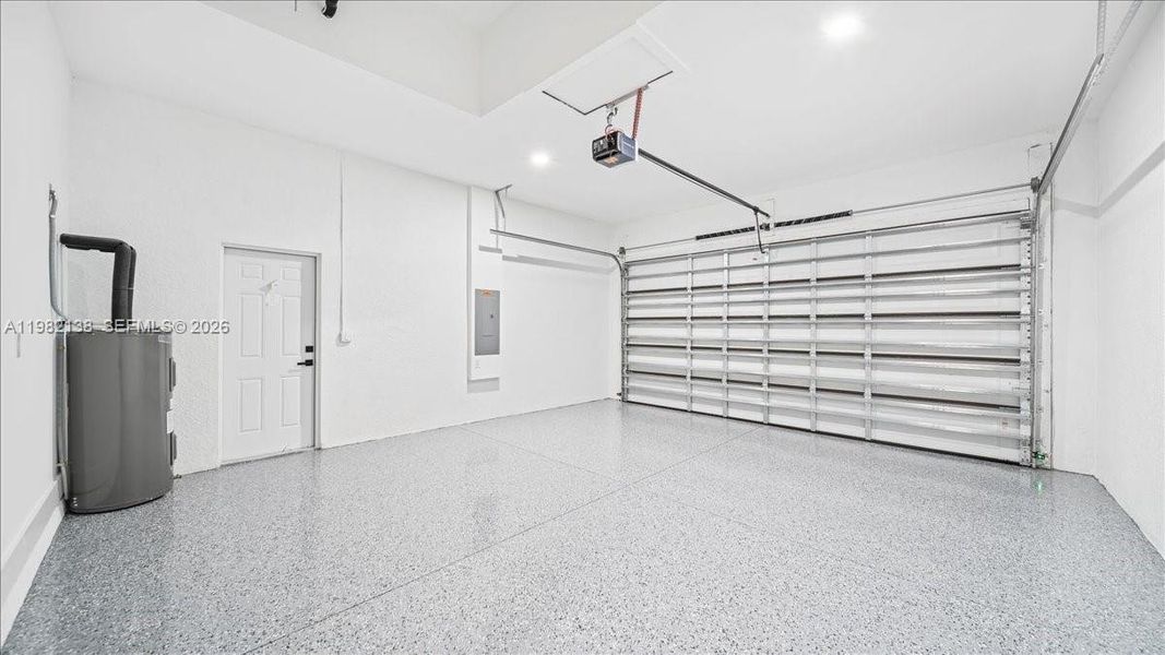 Spacious, unfurnished interior of a new home in , Cape Coral (Image 21).