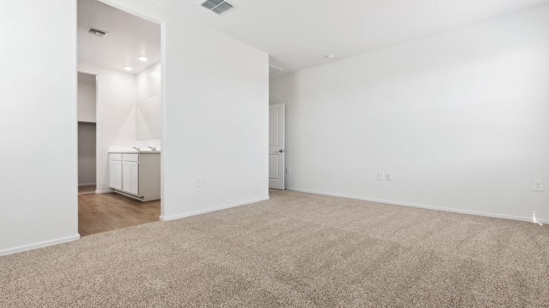 Spacious, unfurnished interior of a new home in Rio Rancho Estates, Wittmann (Image 19).