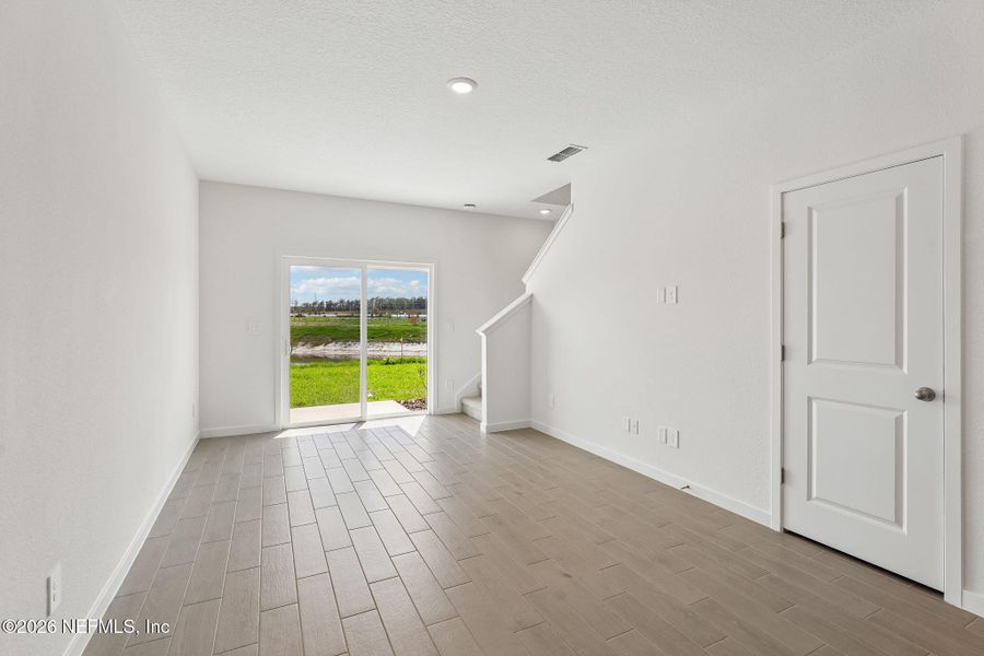 Spacious, unfurnished interior of a new home in , Middleburg (Image 23).