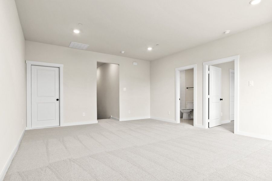 Spacious, unfurnished interior of a new home in Cottonwood Creek, Rowlett (Image 22).