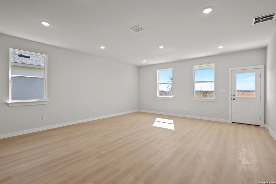Spacious, unfurnished interior of a new home in Cinco Lakes, San Antonio (Image 22).