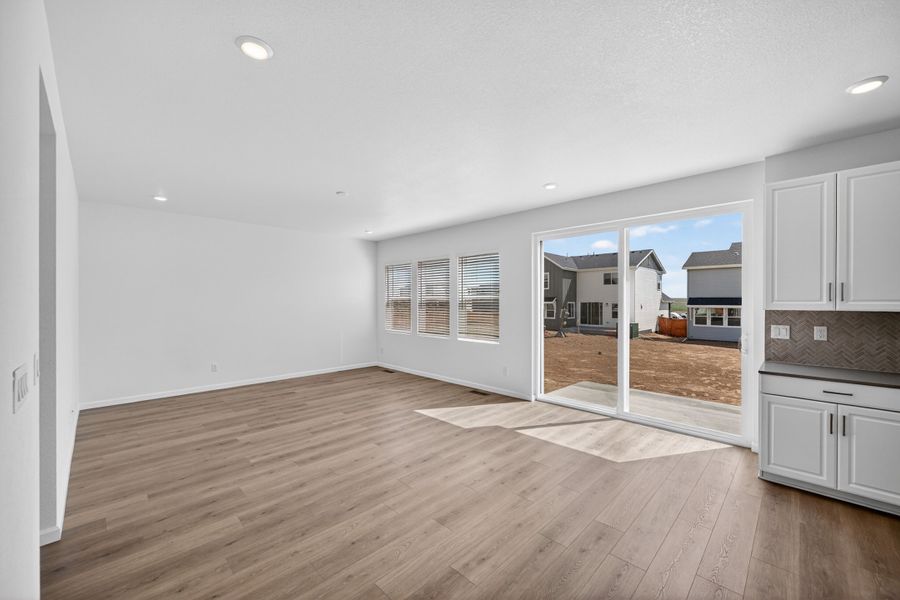 Spacious, unfurnished interior of a new home in Sky Ranch, Aurora (Image 9).