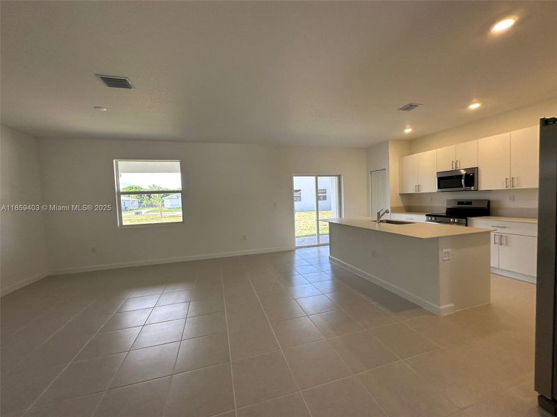 Spacious, unfurnished interior of a new home in Hawthorne at Galiano Pointe, Miami (Image 11).