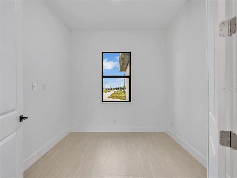 Spacious, unfurnished interior of a new home in , Cape Coral (Image 22).