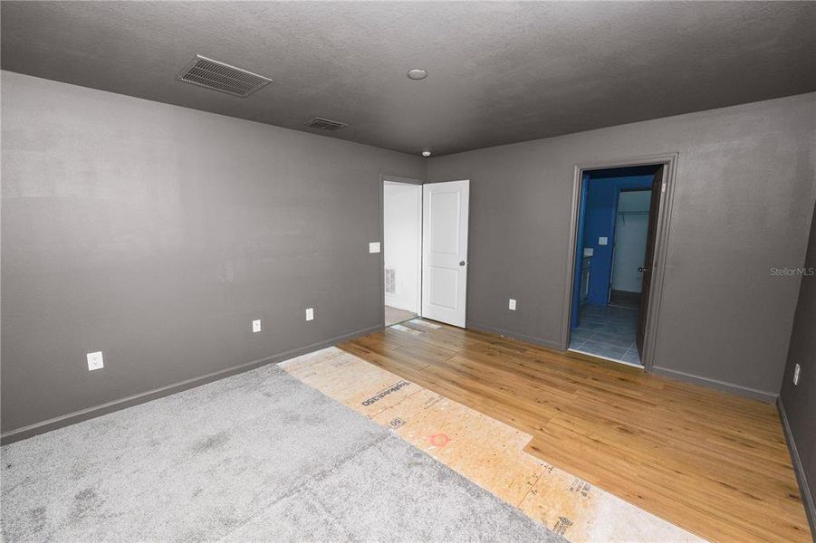 Spacious, unfurnished interior of a new home in Ranches at Lake McLeod, Eagle Lake (Image 26).