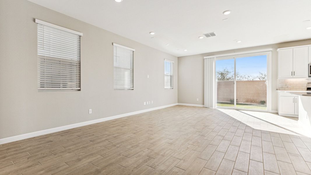 Spacious, unfurnished interior of a new home in Talinn Towns at Desert Ridge, Phoenix (Image 19).