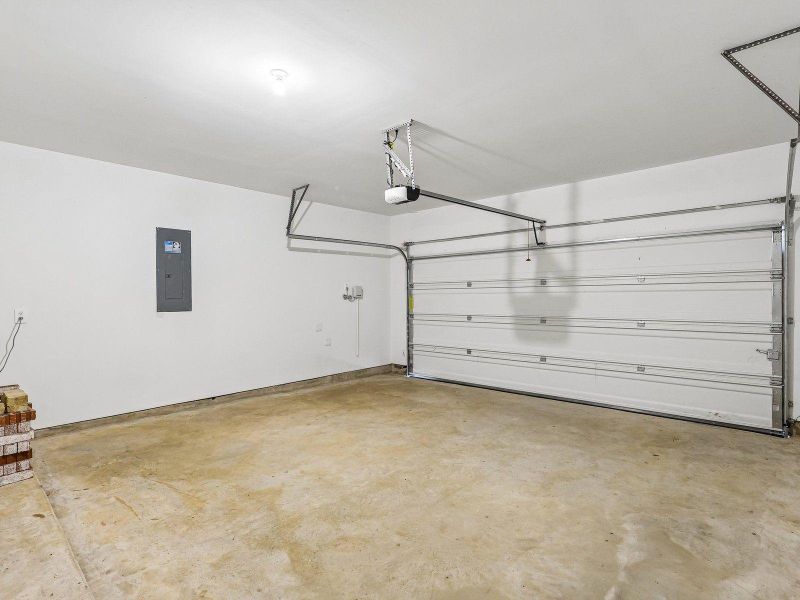 Spacious, unfurnished interior of a new home in Kingdom Heights, Rosenberg (Image 32).