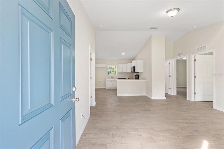 Spacious, unfurnished interior of a new home in , Ocala (Image 11).