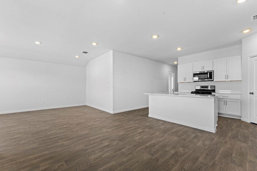 Spacious, unfurnished interior of a new home in Trace, San Marcos (Image 18).