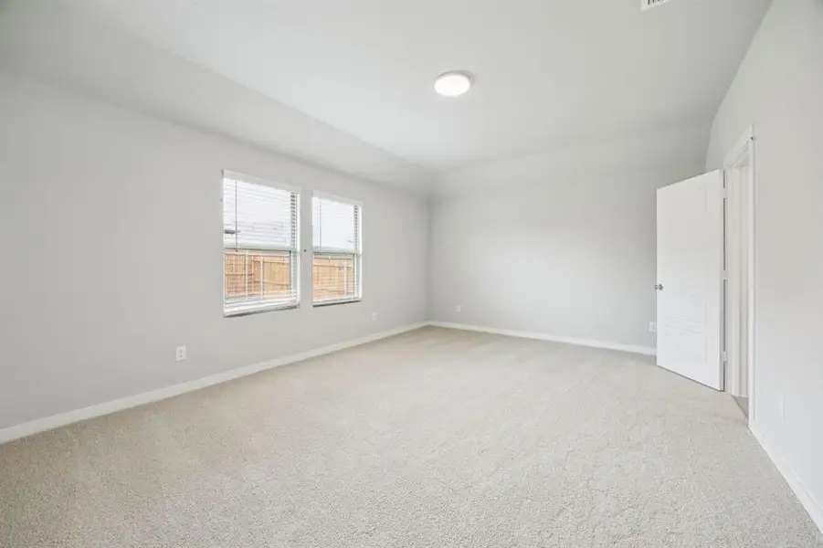 Spacious, unfurnished interior of a new home in Southridge, McKinney (Image 20).