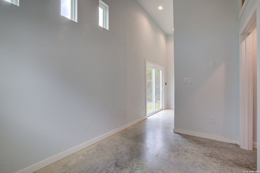 Spacious, unfurnished interior of a new home in , Canyon Lake (Image 17).